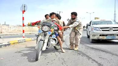 منع الدراجات النارية.. يفاقم معاناة آلاف الأسر في عدن